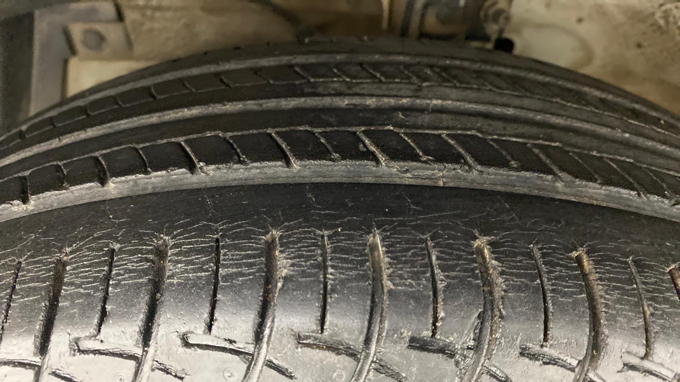 2014 Maruti Swift ZDI, Diesel, Manual, 43,700 km, Left Front Tyre Tread