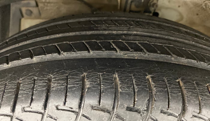 2014 Maruti Swift ZDI, Diesel, Manual, 43,700 km, Left Front Tyre Tread