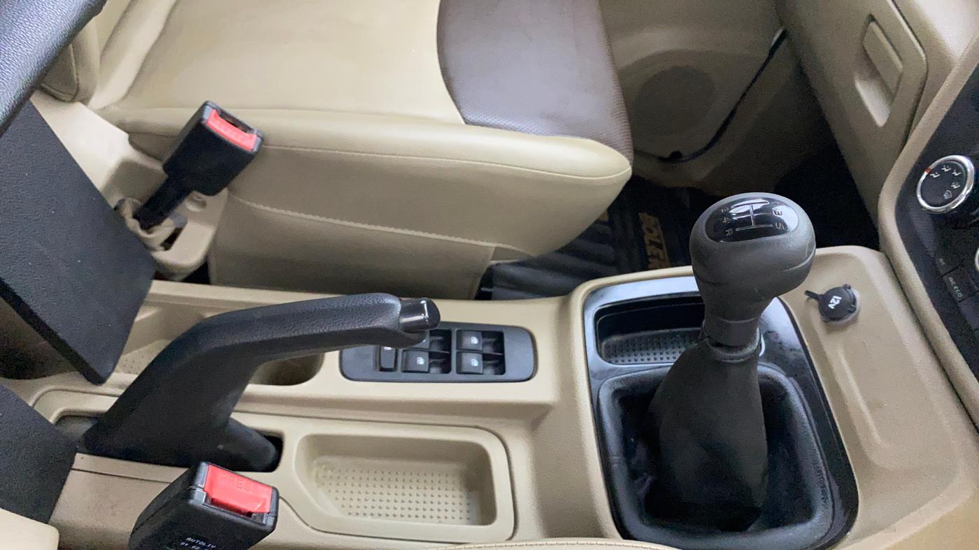 2023 Mahindra BOLERO NEO N 4, Diesel, Manual, 57,131 km, Gear Lever
