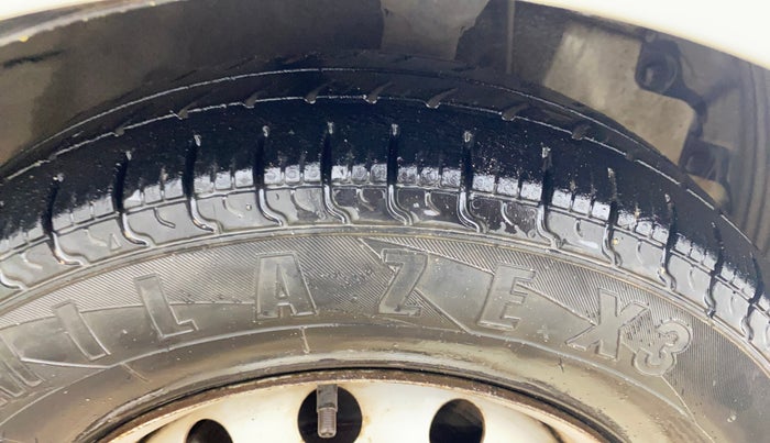 2015 Hyundai Eon ERA +, Petrol, Manual, 69,409 km, Right Front Tyre Tread