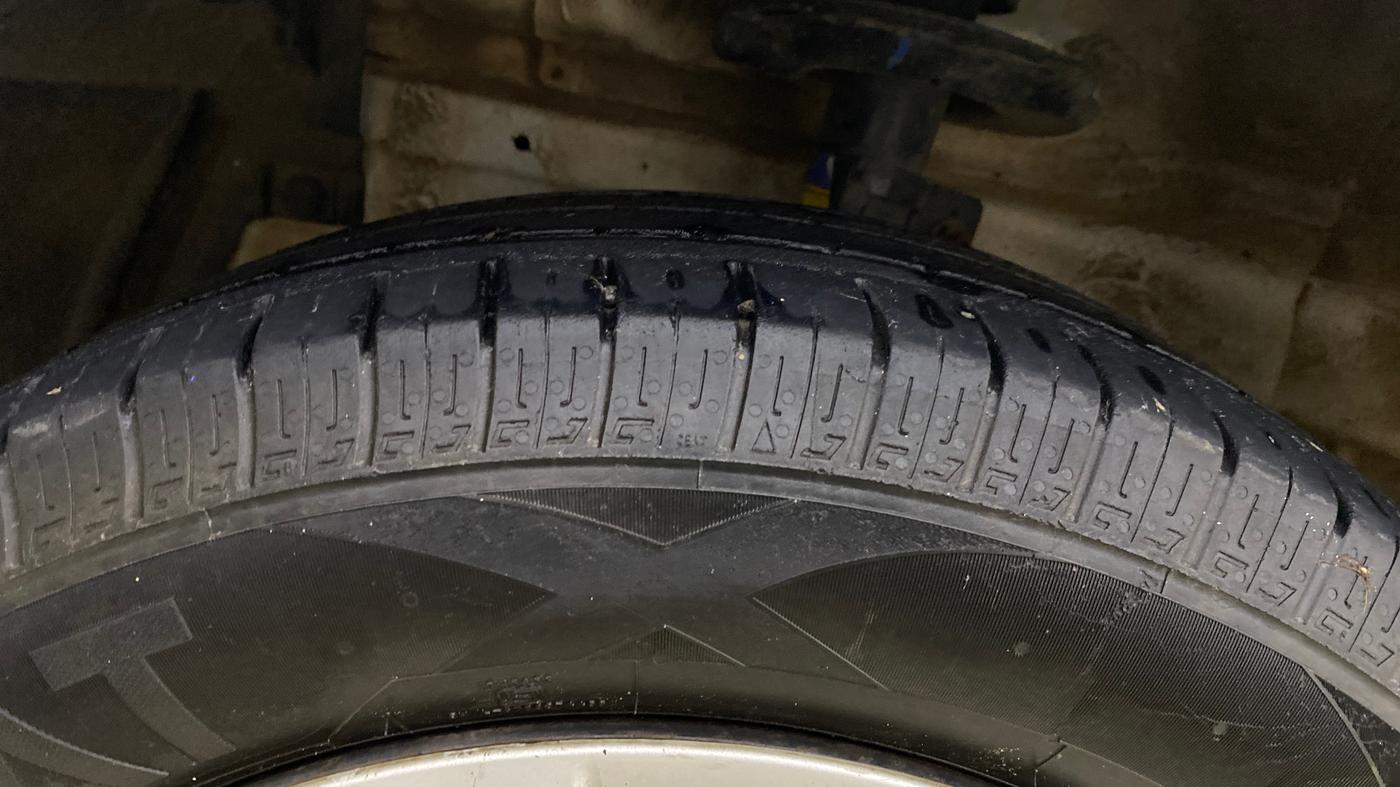 2014 Maruti Ertiga VXI CNG, CNG, Manual, 97,216 km, Left Front Tyre Tread