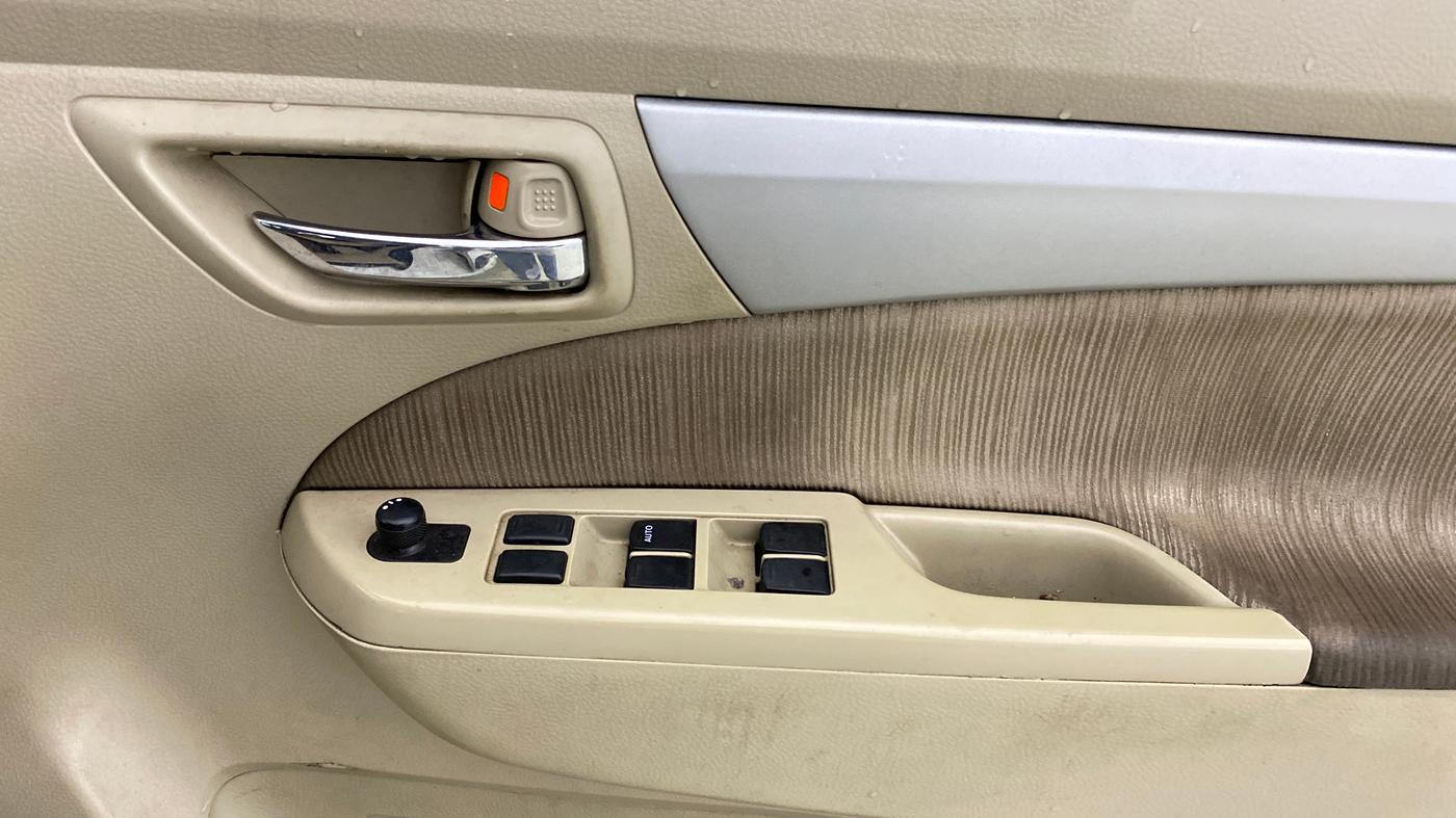 2014 Maruti Ertiga VXI CNG, CNG, Manual, 97,216 km, Driver Side Door Panels Control