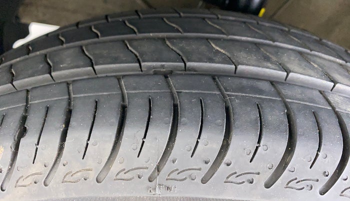 2016 Maruti Baleno DELTA PETROL 1.2, Petrol, Manual, 1,00,486 km, Left Front Tyre Tread