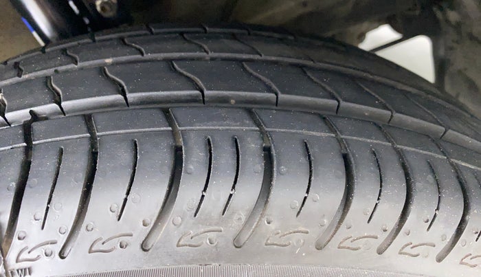 2016 Maruti Baleno DELTA PETROL 1.2, Petrol, Manual, 1,00,486 km, Right Front Tyre Tread