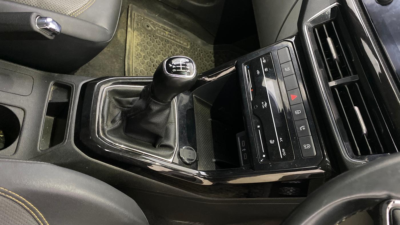 2022 Skoda KUSHAQ STYLE 1.0L TSI MT, Petrol, Manual, 35,345 km, Gear Lever