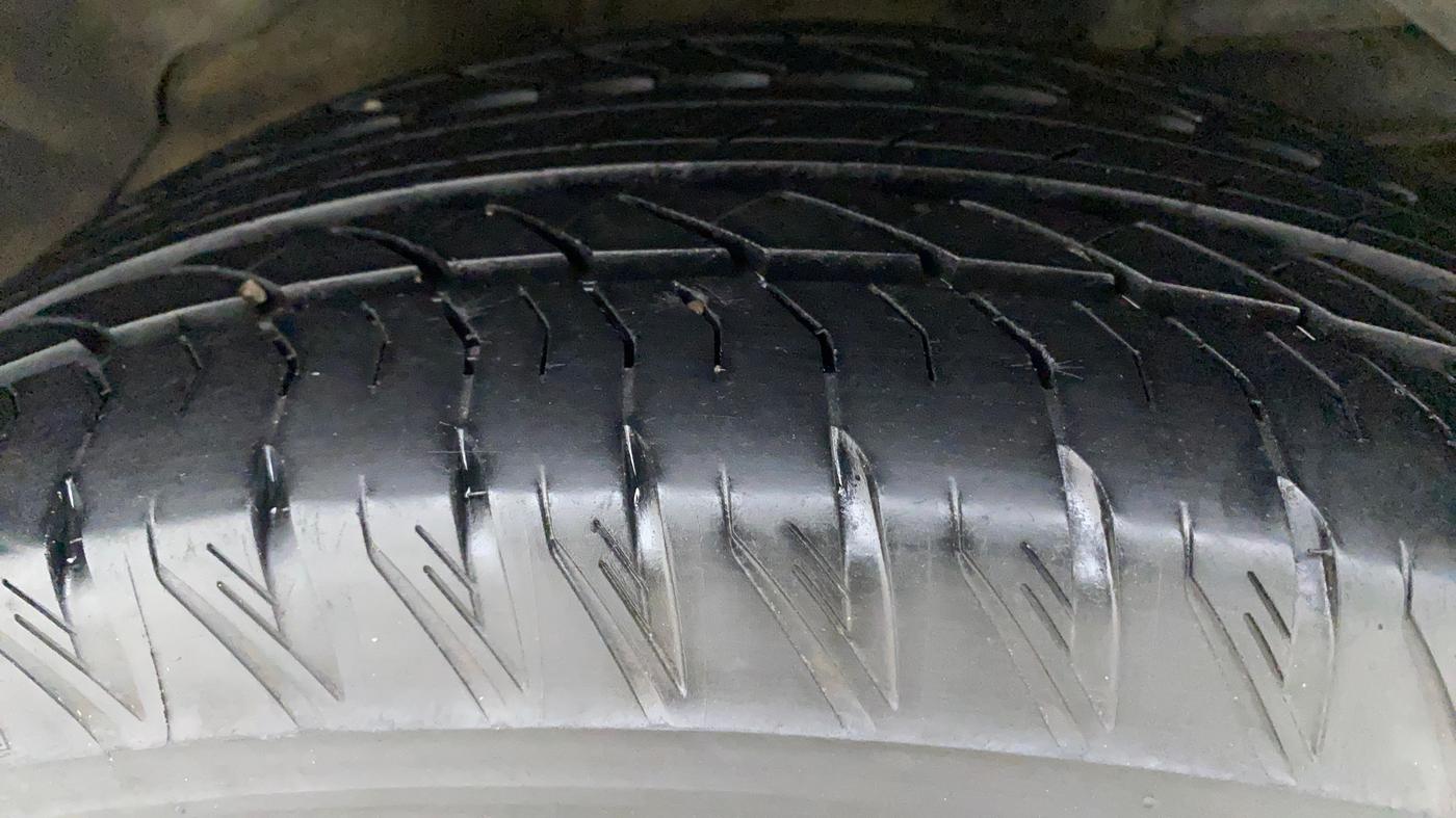 2019 Mahindra XUV500 W11(O), Diesel, Manual, 19,327 km, Left Rear Tyre Tread