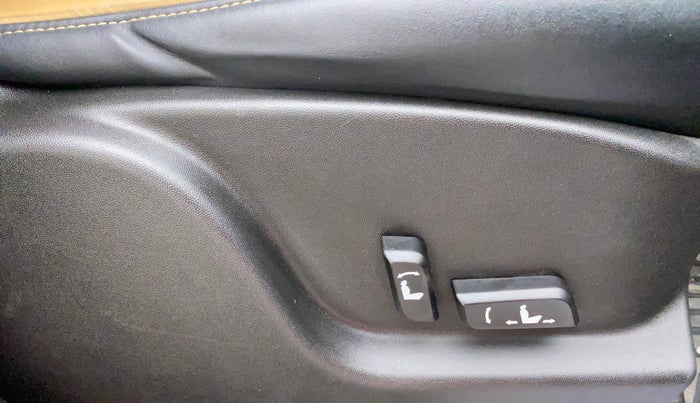 2019 Mahindra XUV500 W11(O), Diesel, Manual, 19,327 km, Driver Side Adjustment Panel