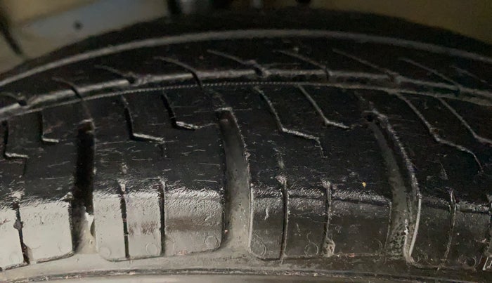 2013 Maruti Swift VXI, Petrol, Manual, 88,376 km, Left Front Tyre Tread