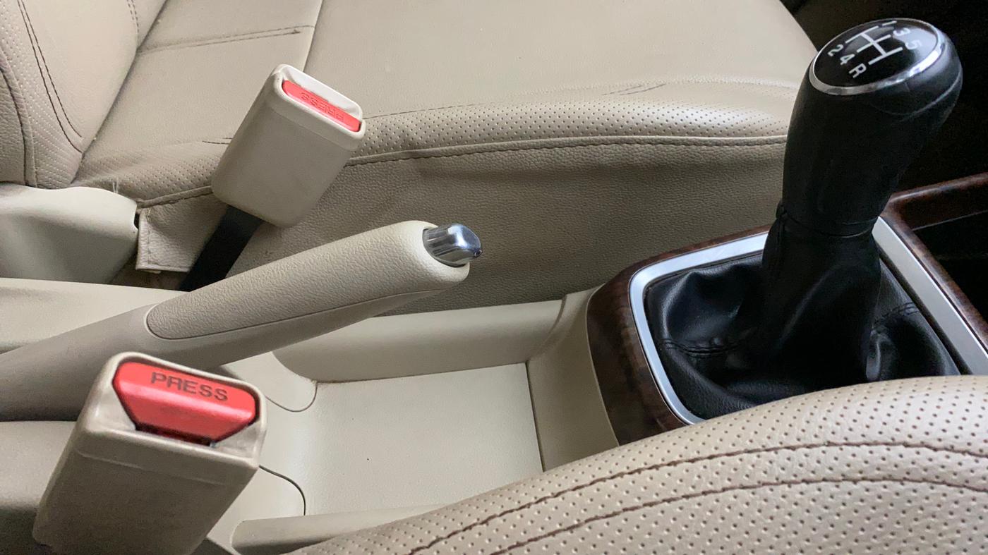 2017 Maruti Dzire ZDI PLUS, Diesel, Manual, 1,21,318 km, Gear Lever