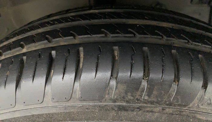 2012 Maruti Swift Dzire VDI BS IV, Diesel, Manual, 1,06,644 km, Right Front Tyre Tread