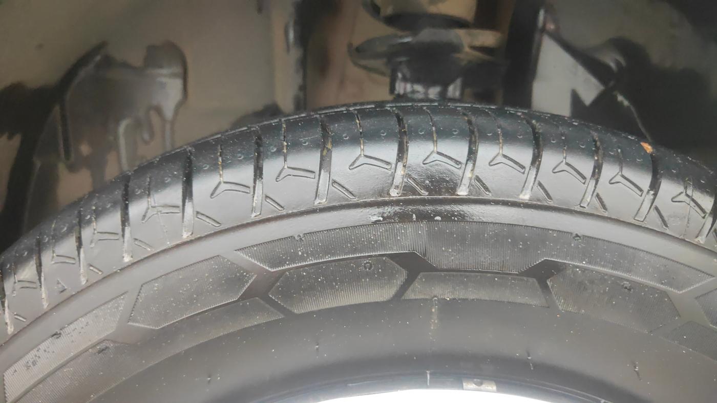 2017 Renault Kwid RXT 1.0 AMT, Petrol, Automatic, 1,01,755 km, Left Front Tyre Tread