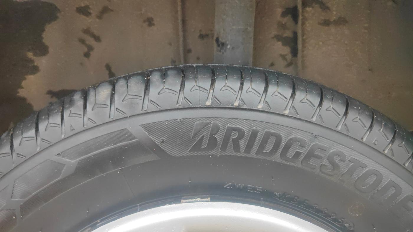 2017 Renault Kwid RXT 1.0 AMT, Petrol, Automatic, 1,01,755 km, Left Rear Tyre Tread