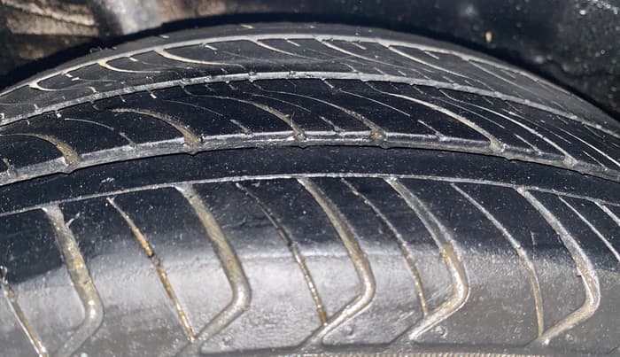 2013 Honda Brio V MT, Petrol, Manual, 93,798 km, Right Rear Tyre Tread
