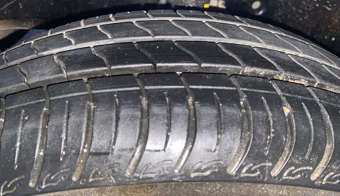 2013 Honda Brio V MT, Petrol, Manual, 93,798 km, Left Front Tyre Tread