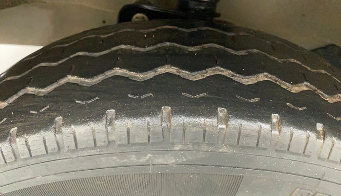 2022 Maruti Eeco 7 STR STD(O), Petrol, Manual, 27,846 km, Left Front Tyre Tread