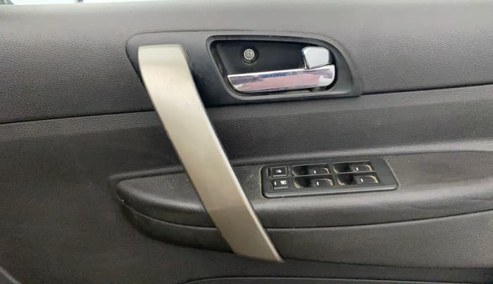 2016 Tata Safari Storme 2.2 VX 4X2, Diesel, Manual, 84,599 km, Driver Side Door Panels Control