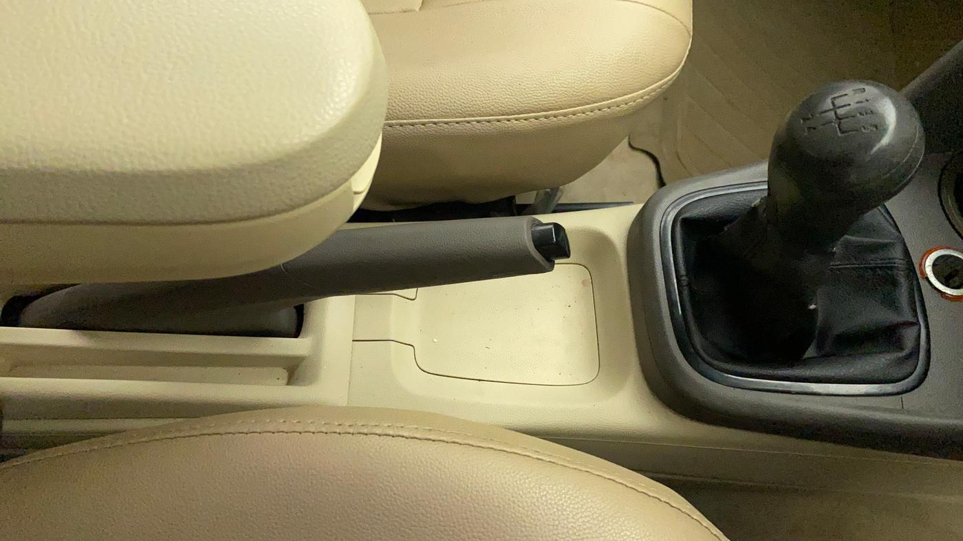 2014 Volkswagen Vento COMFORTLINE 1.6, Petrol, Manual, 41,743 km, Gear Lever
