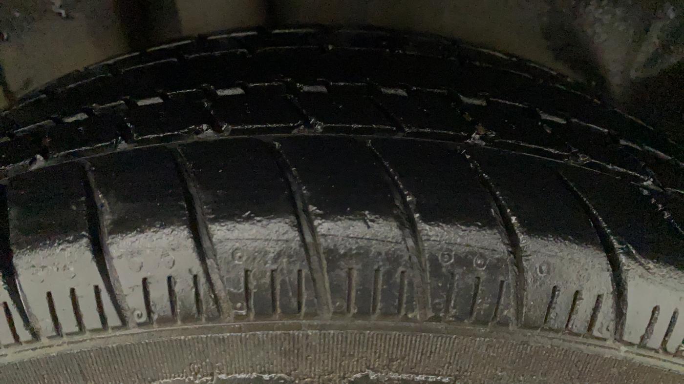 2014 Volkswagen Vento COMFORTLINE 1.6, Petrol, Manual, 41,743 km, Right Front Tyre Tread