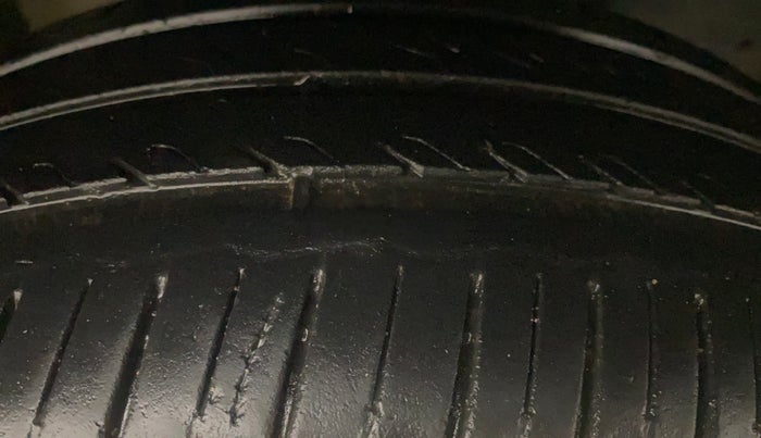 2015 Honda Brio VX AT, Petrol, Automatic, 1,01,243 km, Right Front Tyre Tread