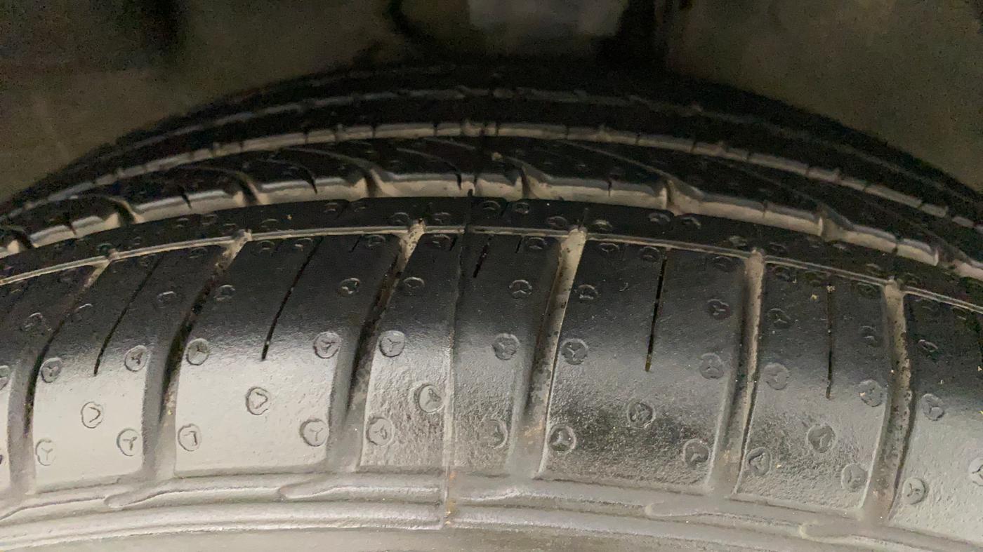 2015 Hyundai Verna FLUIDIC 4S 1.6 VTVT S(O), Petrol, Manual, 27,726 km, Right Front Tyre Tread
