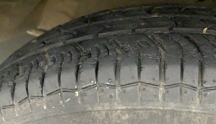 2016 Maruti Swift VXI, Petrol, Manual, 18,293 km, Right Rear Tyre Tread