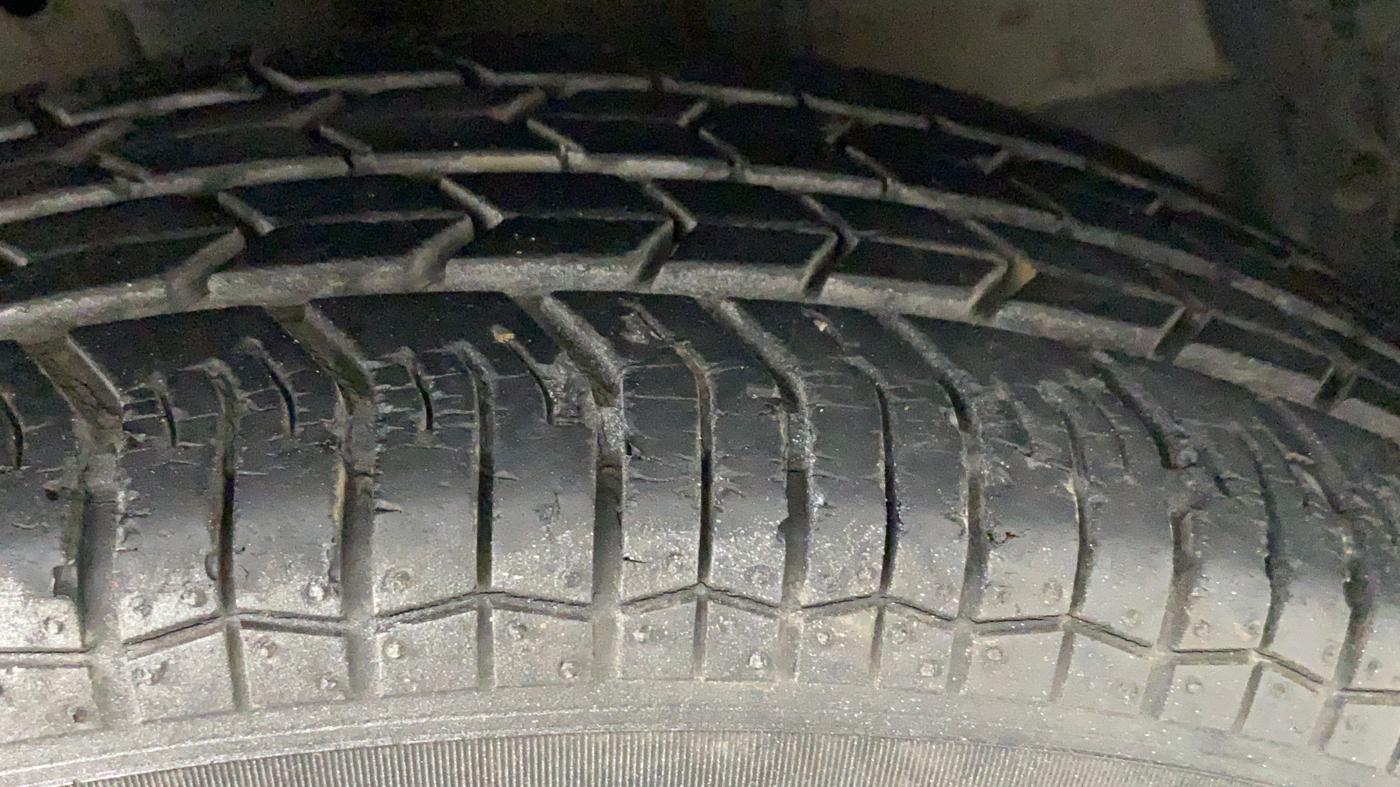 2016 Maruti Swift VXI, Petrol, Manual, 18,293 km, Right Front Tyre Tread