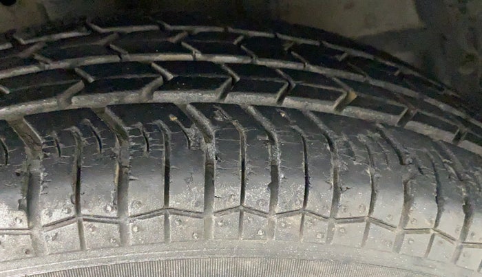 2016 Maruti Swift VXI, Petrol, Manual, 18,293 km, Right Front Tyre Tread