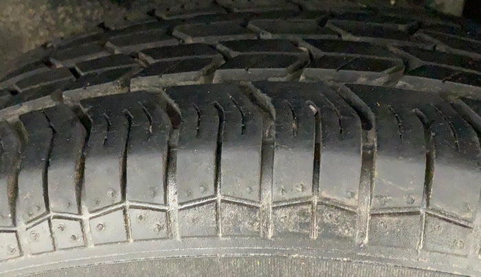 2016 Maruti Swift VXI, Petrol, Manual, 18,293 km, Left Rear Tyre Tread