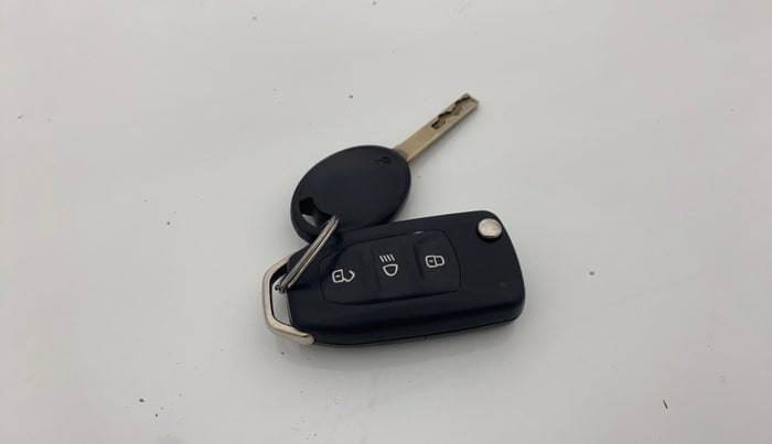 2021 Tata NEXON XM SUNROOF PETROL, Petrol, Manual, 32,181 km, Key Close Up