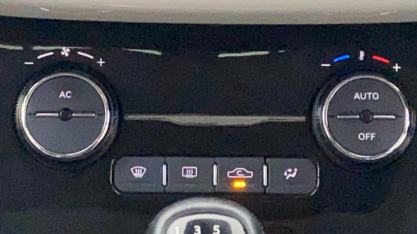 2020 Tata NEXON XZ PLUS (O) PETROL DUAL TONE, Petrol, Manual, 30,382 km, Automatic Climate Control