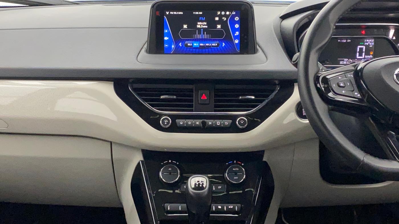 2020 Tata NEXON XZ PLUS (O) PETROL DUAL TONE, Petrol, Manual, 30,382 km, Air Conditioner