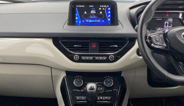 2020 Tata NEXON XZ PLUS (O) PETROL DUAL TONE, Petrol, Manual, 30,382 km, Air Conditioner
