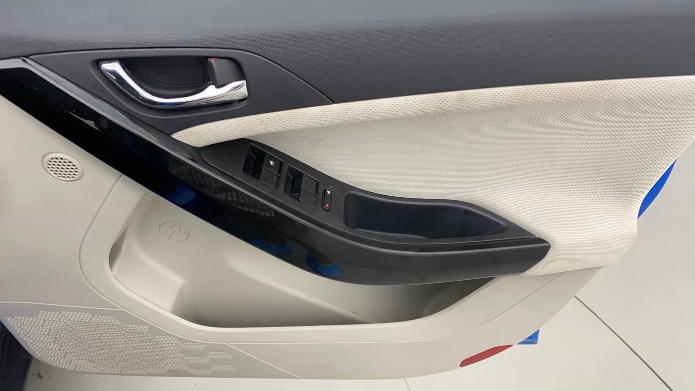 2020 Tata NEXON XZ PLUS (O) PETROL DUAL TONE, Petrol, Manual, 30,382 km, Driver Side Door Panels Control