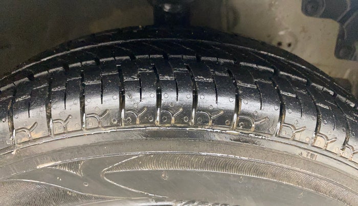 2015 Hyundai Eon ERA +, Petrol, Manual, 85,616 km, Right Front Tyre Tread