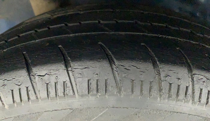 2015 Honda Brio S MT, Petrol, Manual, 49,972 km, Right Rear Tyre Tread
