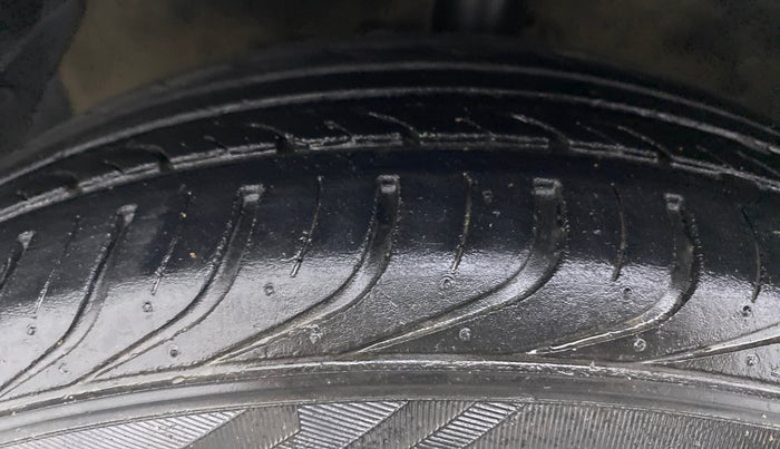 2014 Hyundai i20 MAGNA (O) 1.2, Petrol, Manual, 1,19,759 km, Left Front Tyre Tread