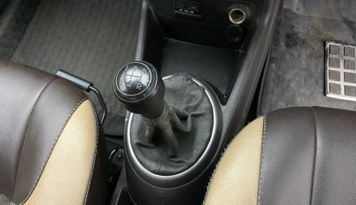 2014 Hyundai i20 MAGNA (O) 1.2, Petrol, Manual, 1,19,759 km, Gear lever - Boot cover slightly torn