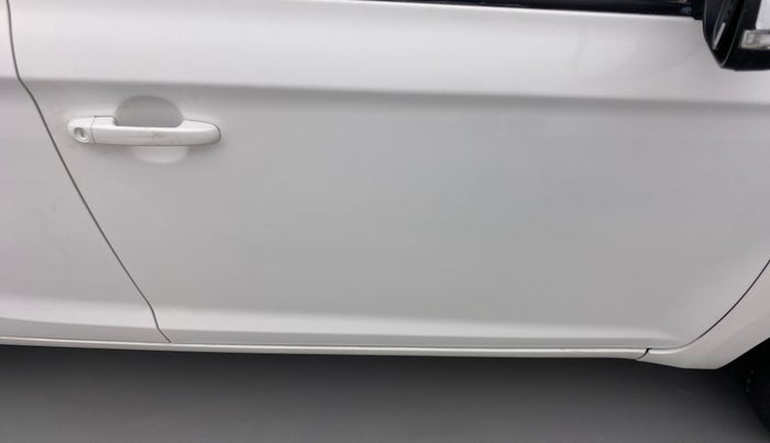 2014 Hyundai i20 MAGNA (O) 1.2, Petrol, Manual, 1,19,759 km, Driver-side door - Paint has faded