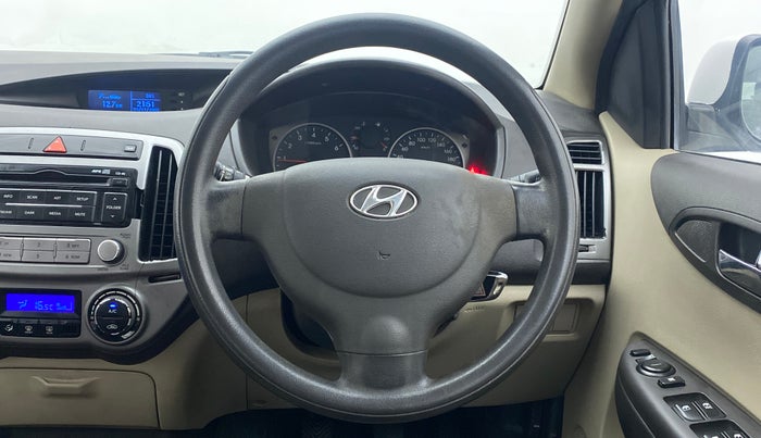 2014 Hyundai i20 MAGNA (O) 1.2, Petrol, Manual, 1,19,759 km, Steering Wheel Close Up