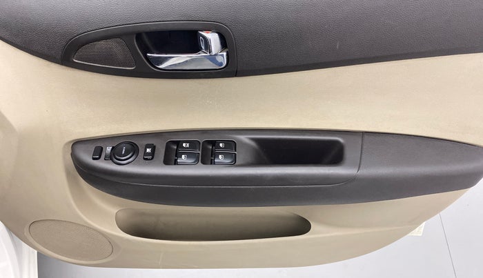 2014 Hyundai i20 MAGNA (O) 1.2, Petrol, Manual, 1,19,759 km, Driver Side Door Panels Control
