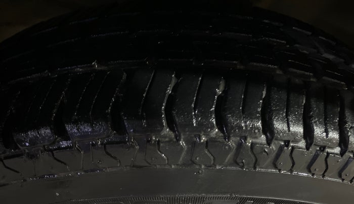 2013 Maruti Wagon R 1.0 LXI, Petrol, Manual, 73,442 km, Left Front Tyre Tread