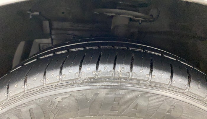 2022 Maruti Ciaz SIGMA 1.5 SHVS MT  PETROL, Petrol, Manual, 33,143 km, Left Front Tyre Tread