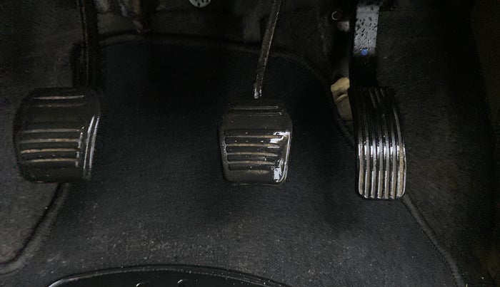 2016 Mahindra TUV300 T8, Diesel, Manual, 52,342 km, Pedals