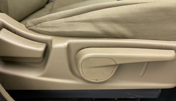 2016 Mahindra TUV300 T8, Diesel, Manual, 52,342 km, Driver Side Adjustment Panel