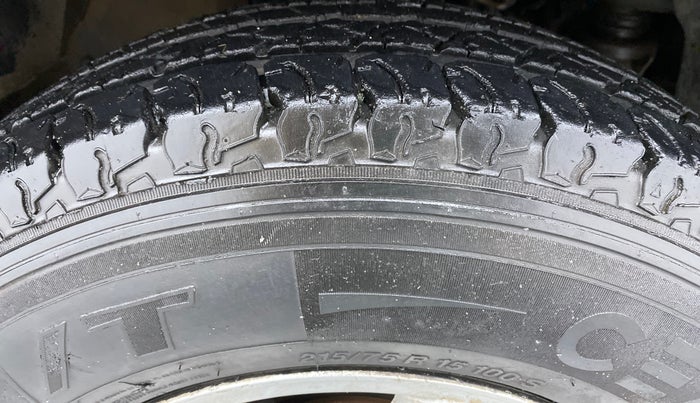 2016 Mahindra TUV300 T8, Diesel, Manual, 52,342 km, Right Front Tyre Tread