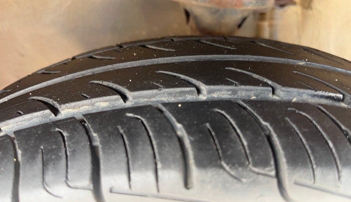 2017 Maruti Alto 800 LXI, Petrol, Manual, 57,731 km, Left Front Tyre Tread