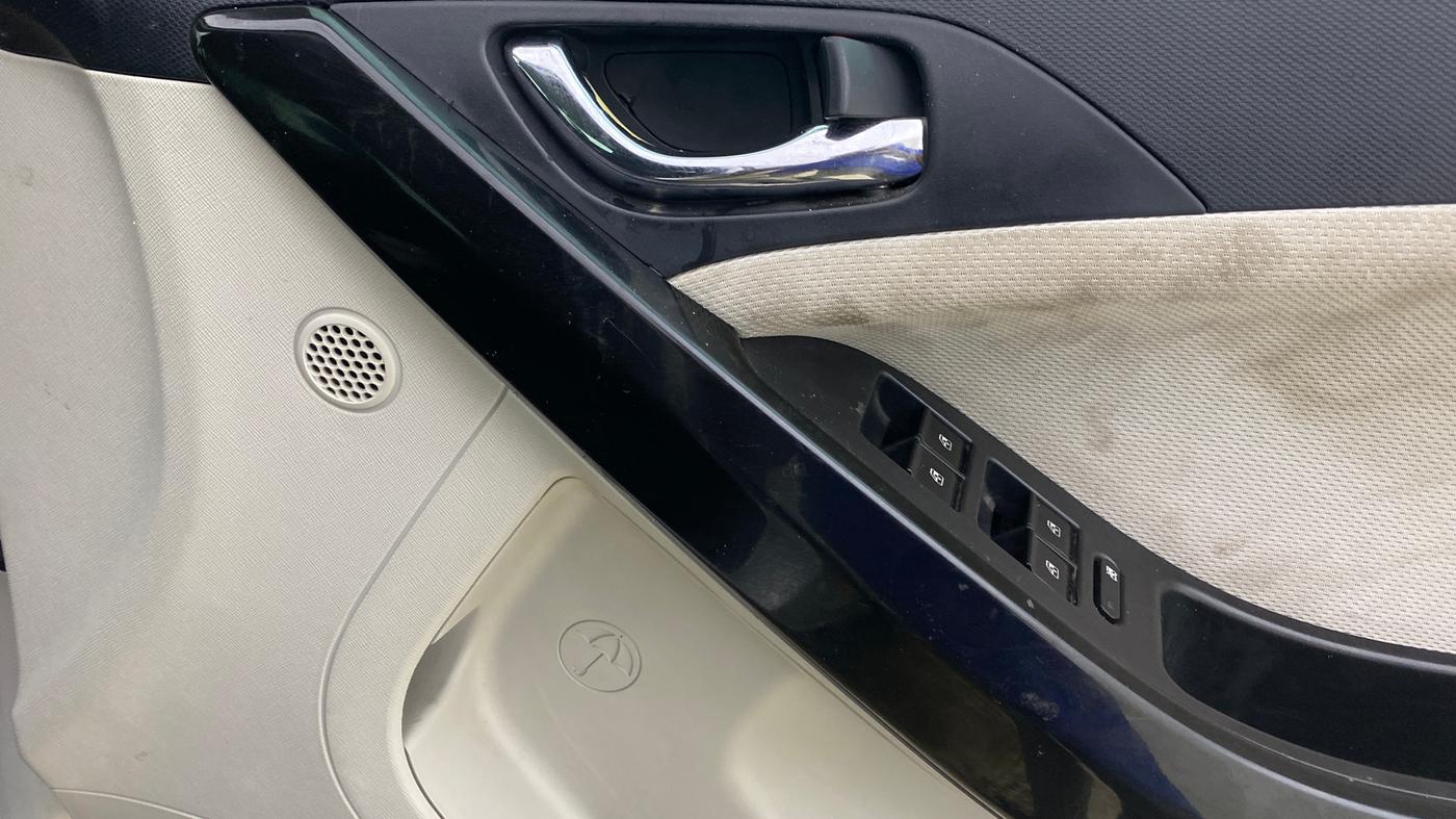 2020 Tata NEXON XZA PLUS PETROL, Petrol, Automatic, 1,27,344 km, Driver Side Door Panels Control