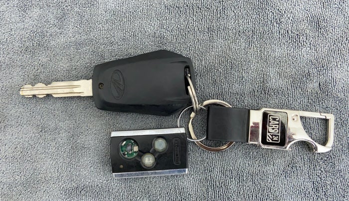 2016 Mahindra Kuv100 K2 PLUS 6 STR, CNG, Manual, 39,072 km, Key Close Up