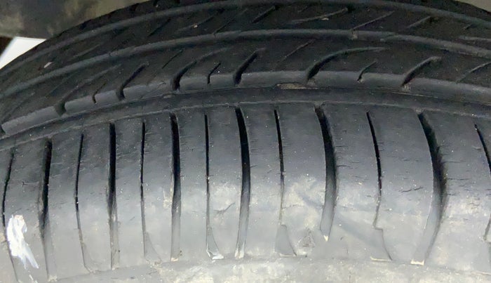 2016 Mahindra Kuv100 K2 PLUS 6 STR, CNG, Manual, 39,072 km, Left Front Tyre Tread