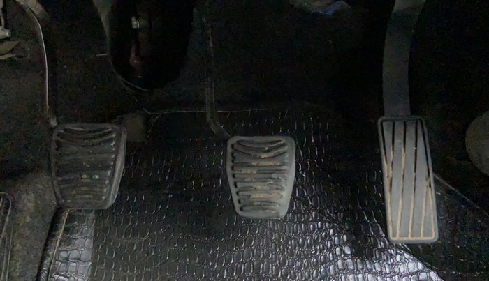 2016 Mahindra Kuv100 K2 PLUS 6 STR, CNG, Manual, 39,072 km, Pedals